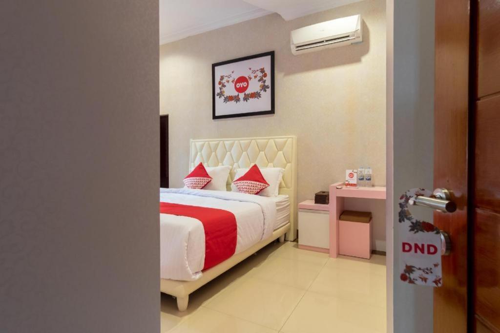 Oyo 619 Naufal Guest House Syariah Medan Bagian luar foto